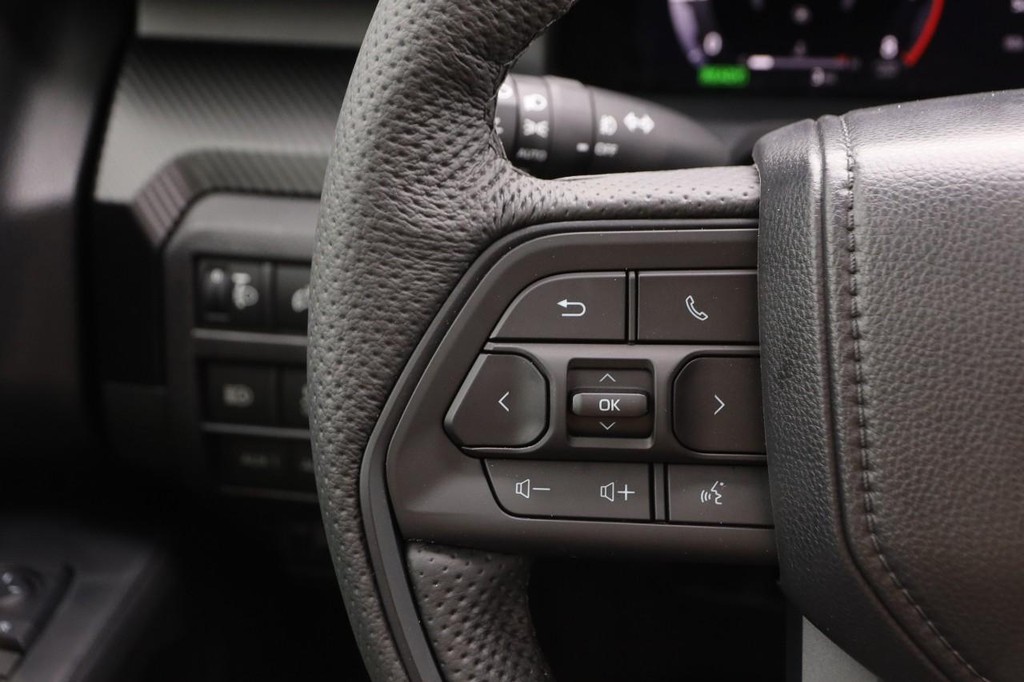 Toyota Tacoma 4WD Vehicle Full-screen Gallery Image 15