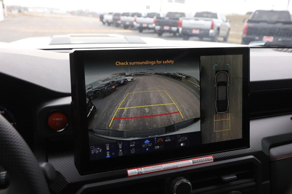 Toyota Tacoma 4WD Vehicle Full-screen Gallery Image 20