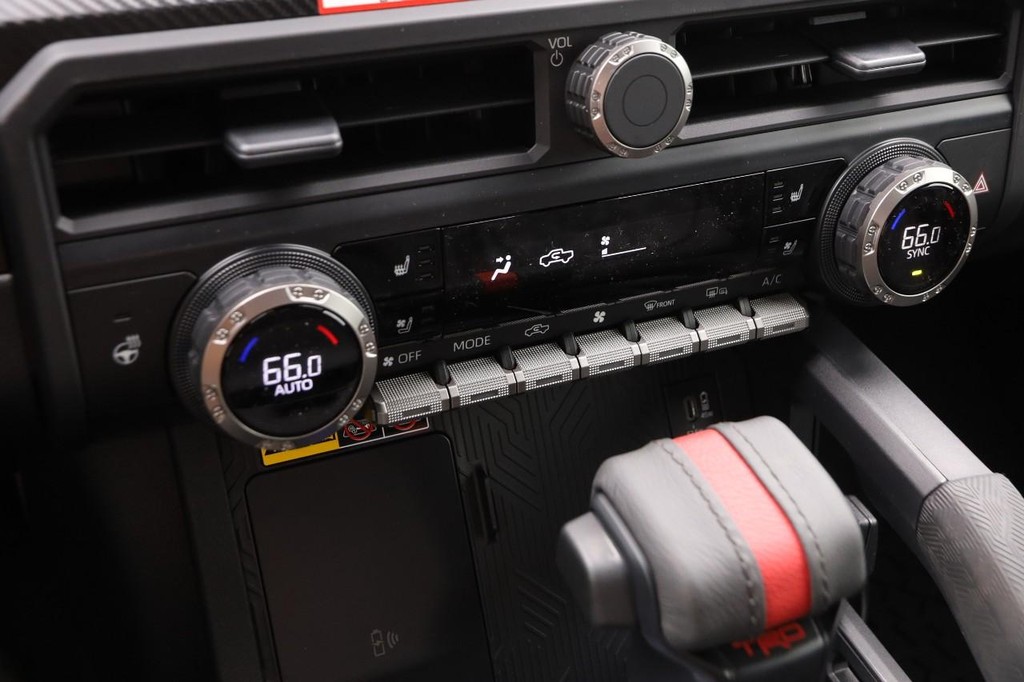 Toyota Tacoma 4WD Vehicle Full-screen Gallery Image 21