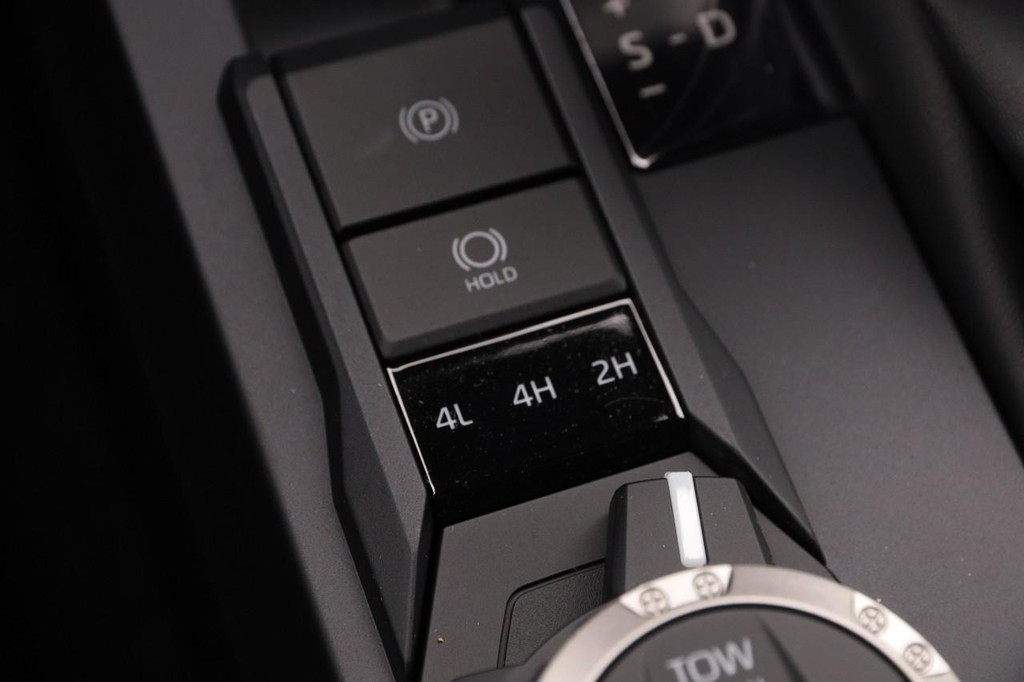 Toyota Tacoma 4WD Vehicle Full-screen Gallery Image 24