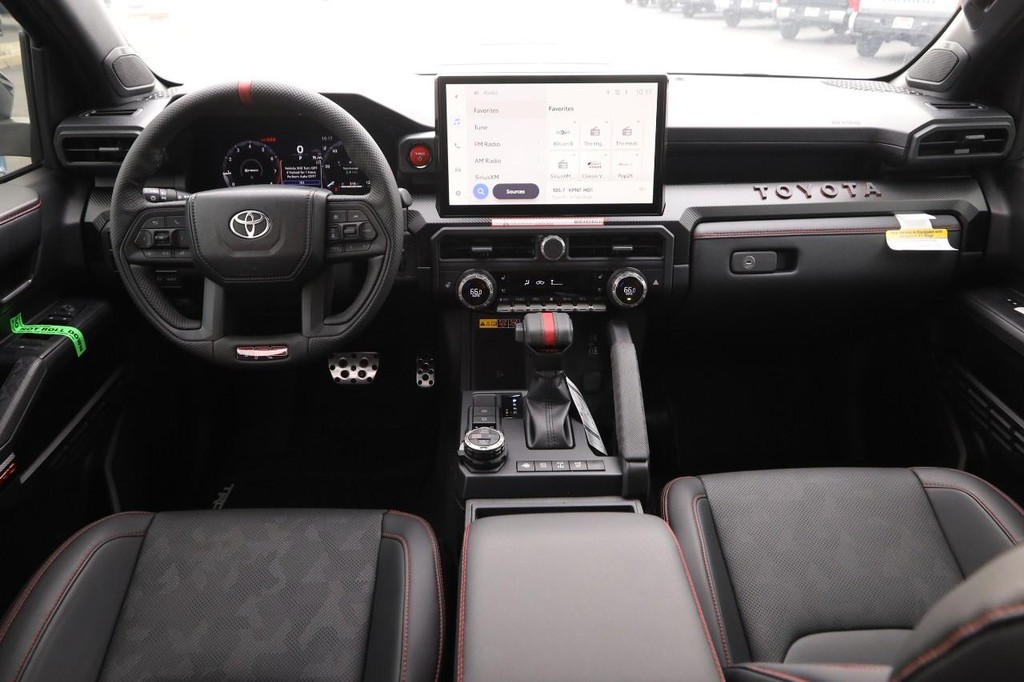 Toyota Tacoma 4WD Vehicle Full-screen Gallery Image 26