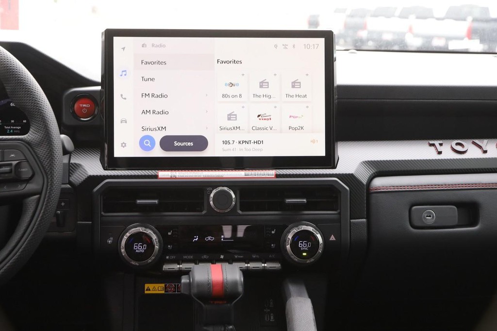 Toyota Tacoma 4WD Vehicle Full-screen Gallery Image 29