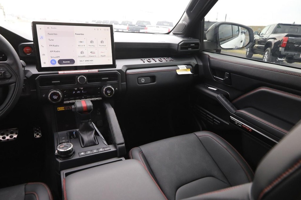 Toyota Tacoma 4WD Vehicle Full-screen Gallery Image 30