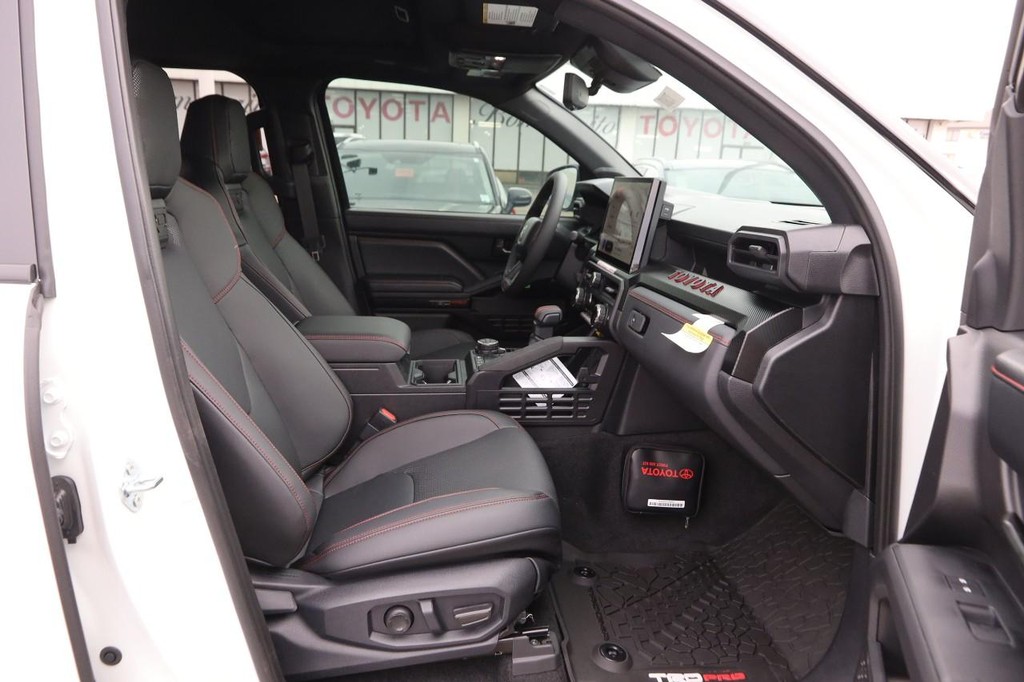 Toyota Tacoma 4WD Vehicle Full-screen Gallery Image 31