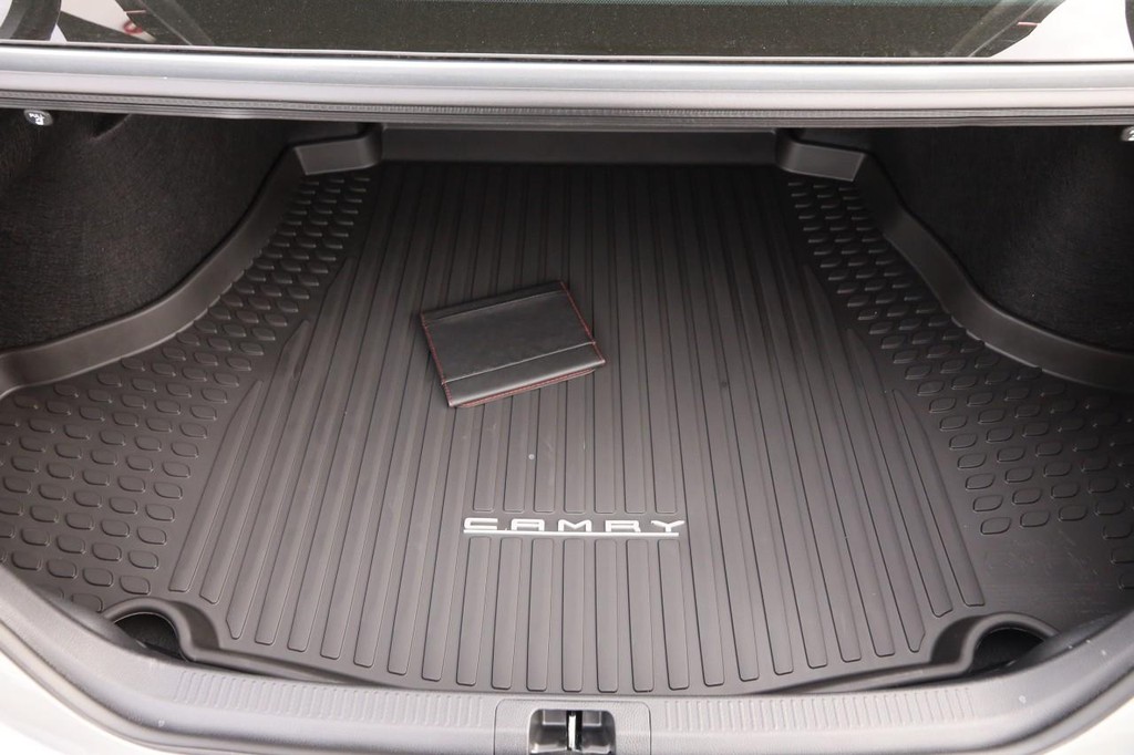 Toyota Camry Vehicle Full-screen Gallery Image 7