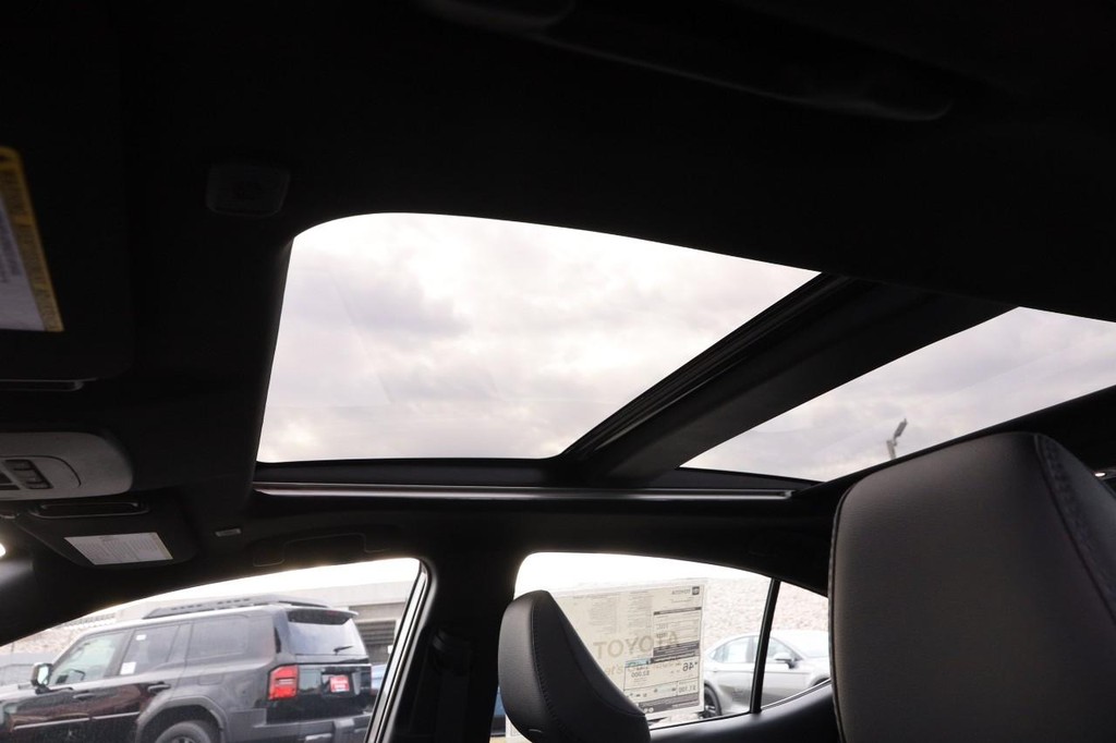 Toyota Camry Vehicle Full-screen Gallery Image 8