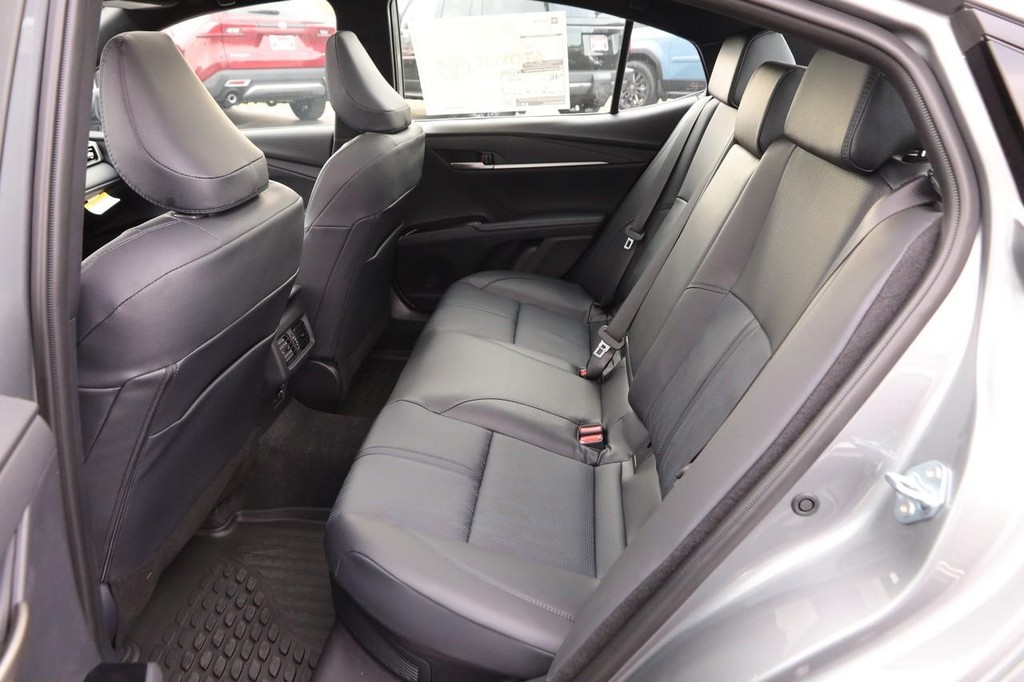 Toyota Camry Vehicle Full-screen Gallery Image 10