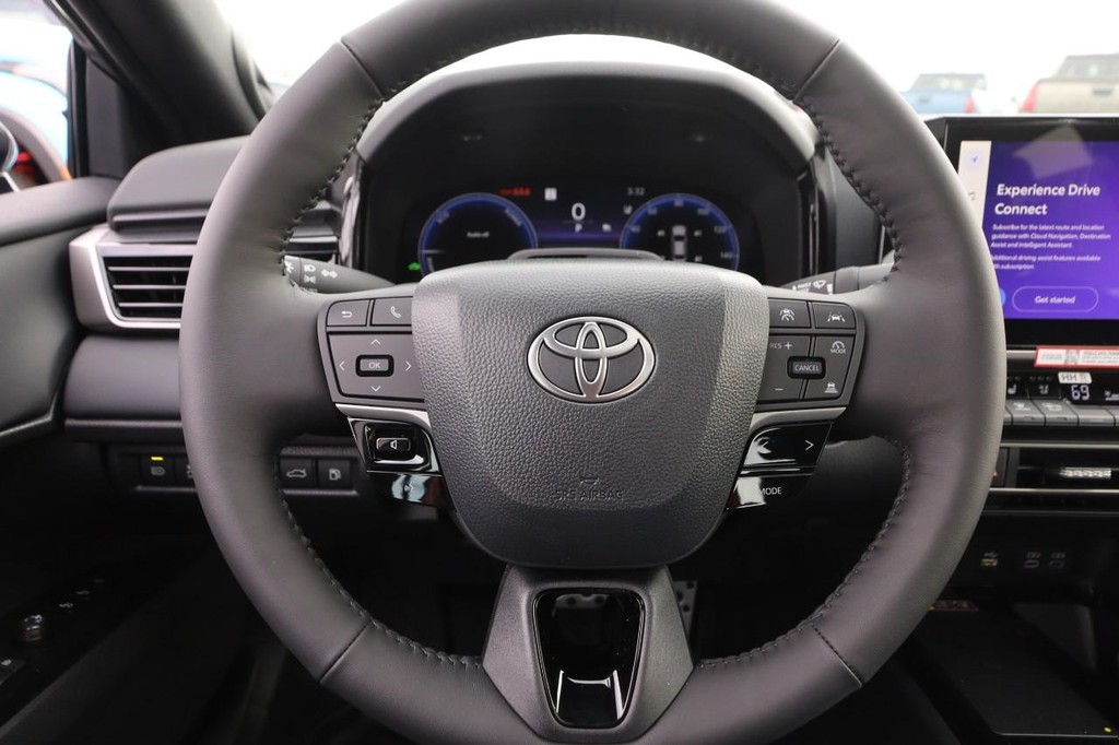 Toyota Camry Vehicle Full-screen Gallery Image 11