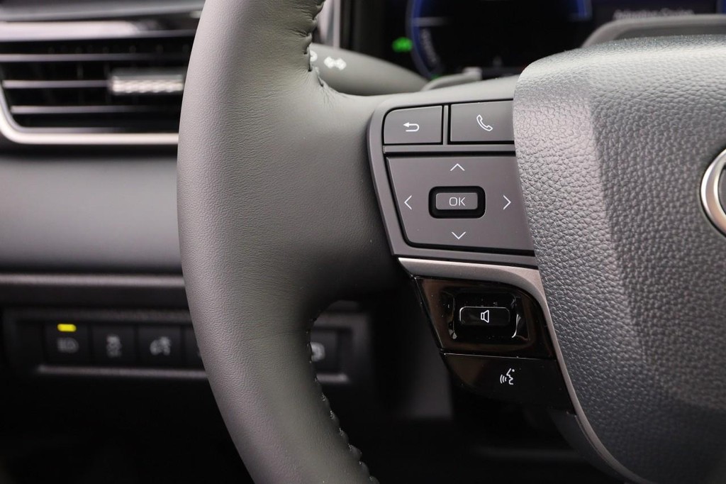 Toyota Camry Vehicle Full-screen Gallery Image 12