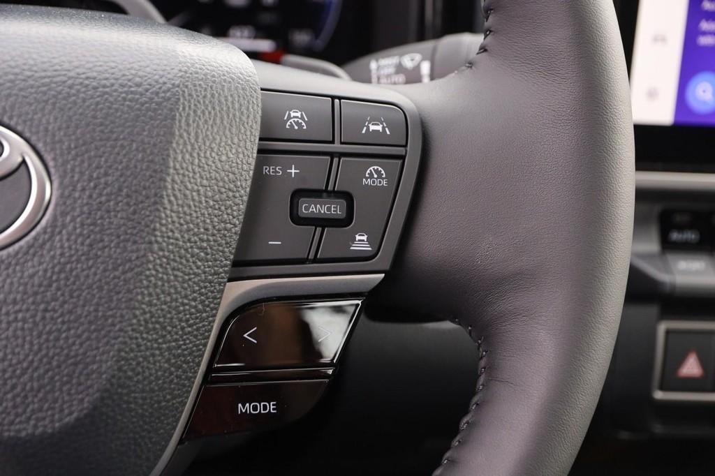 Toyota Camry Vehicle Full-screen Gallery Image 13