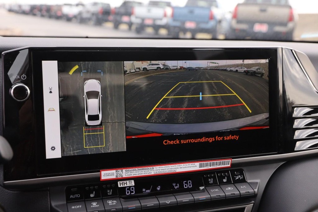 Toyota Camry Vehicle Full-screen Gallery Image 17