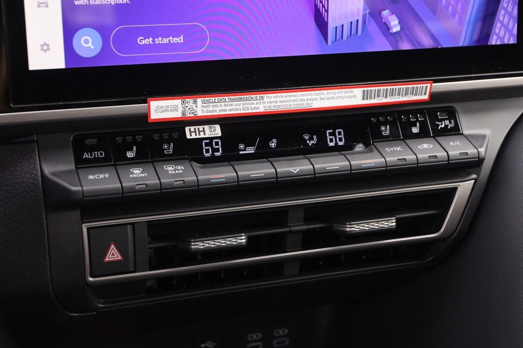 Toyota Camry Vehicle Full-screen Gallery Image 18