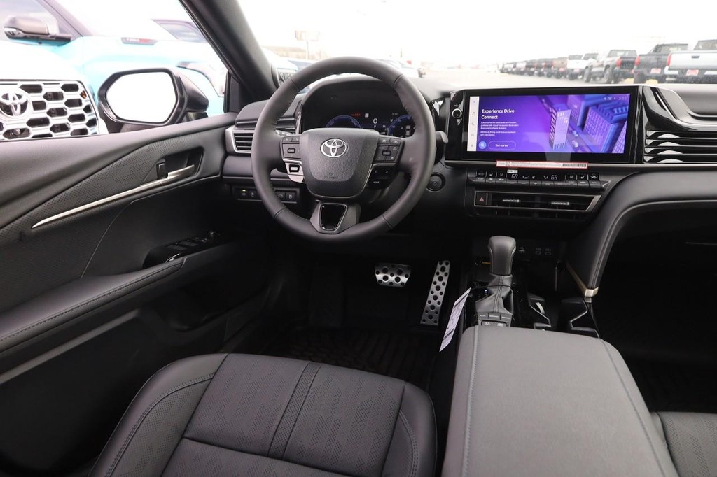 Toyota Camry Vehicle Full-screen Gallery Image 22