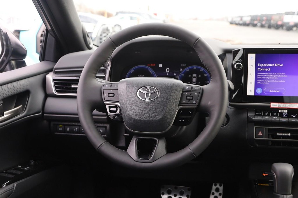 Toyota Camry Vehicle Full-screen Gallery Image 23