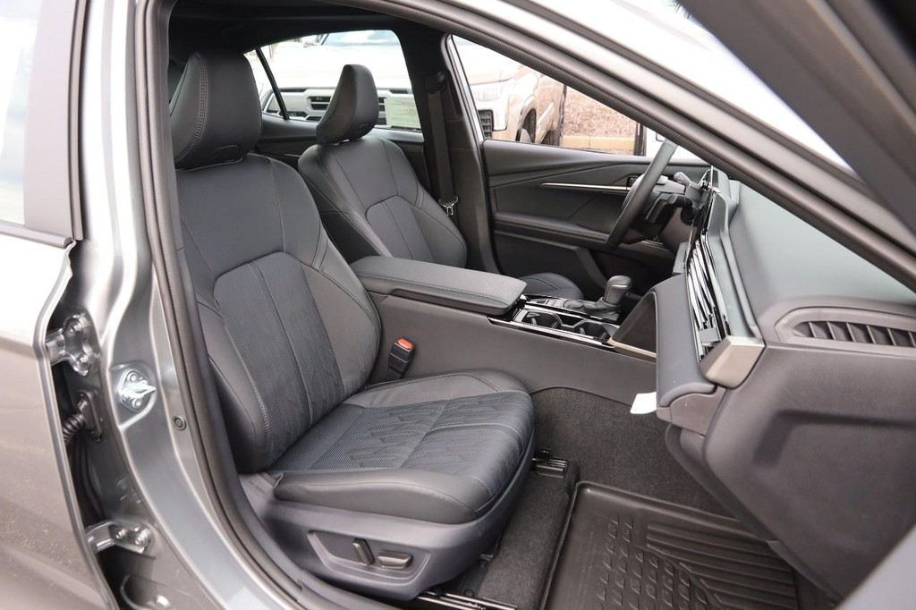 Toyota Camry Vehicle Full-screen Gallery Image 26