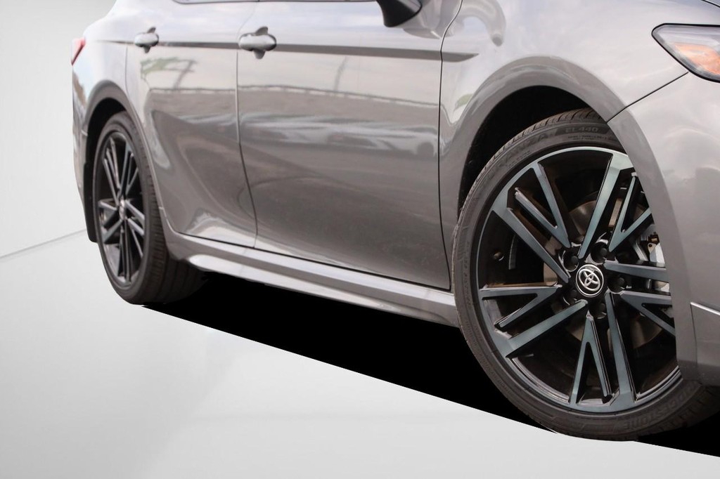 Toyota Camry Vehicle Full-screen Gallery Image 3