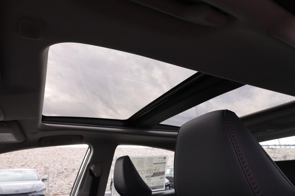 Toyota Camry Vehicle Full-screen Gallery Image 8