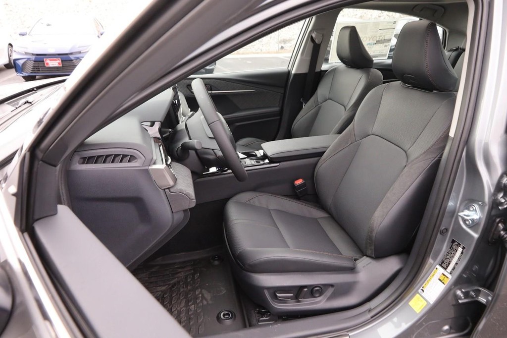 Toyota Camry Vehicle Full-screen Gallery Image 9