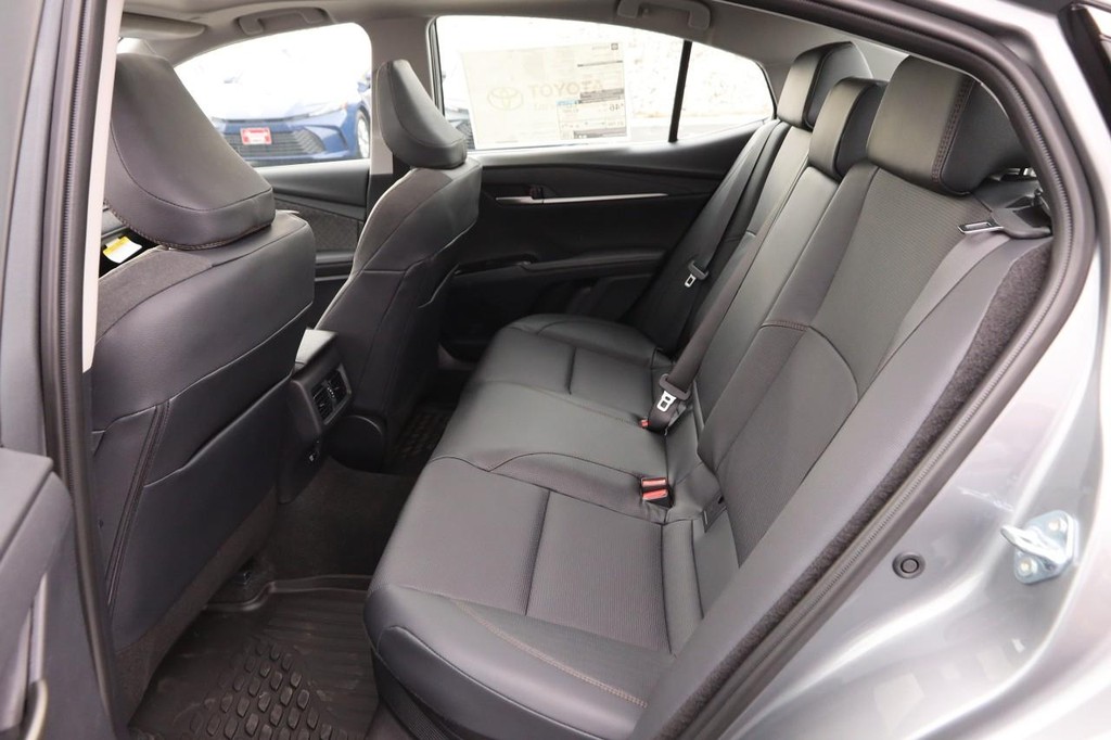 Toyota Camry Vehicle Full-screen Gallery Image 10