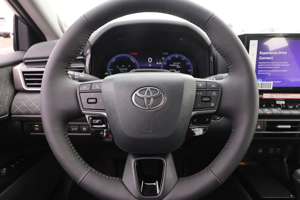 Toyota Camry Vehicle Full-screen Gallery Image 11