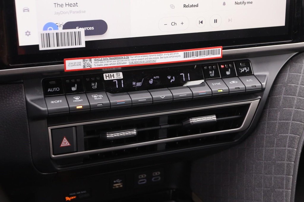 Toyota Camry Vehicle Full-screen Gallery Image 18