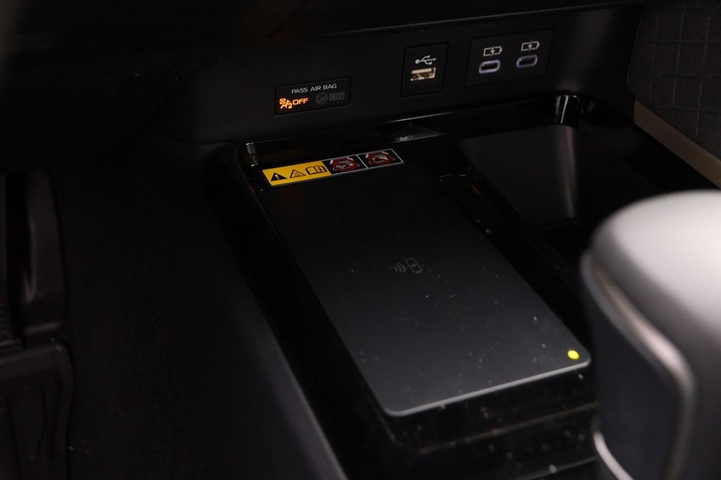 Toyota Camry Vehicle Full-screen Gallery Image 19