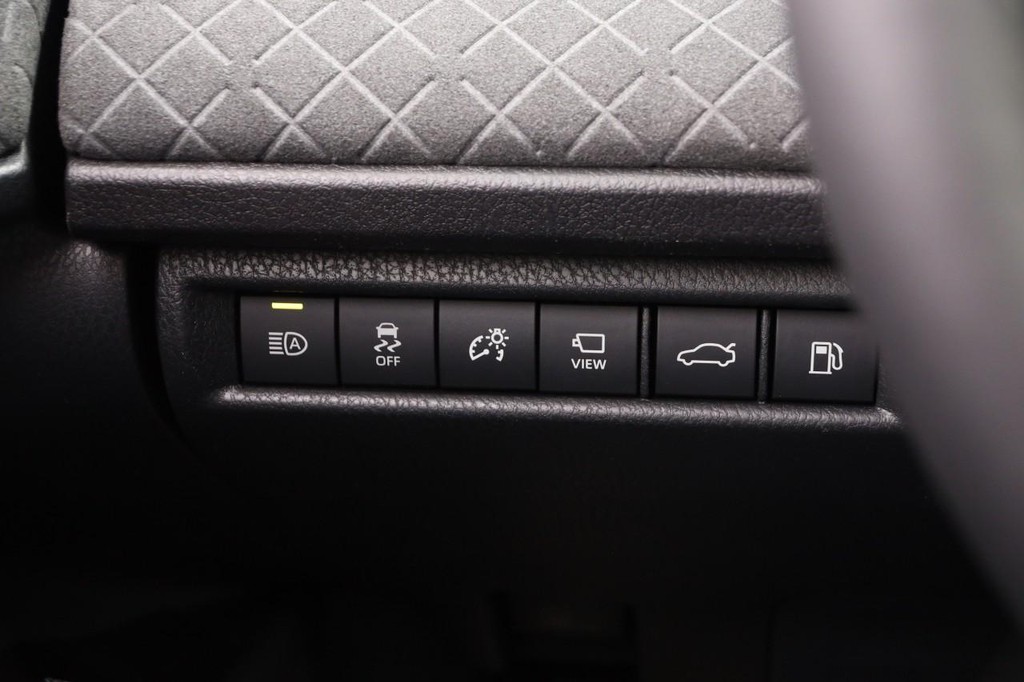 Toyota Camry Vehicle Full-screen Gallery Image 21