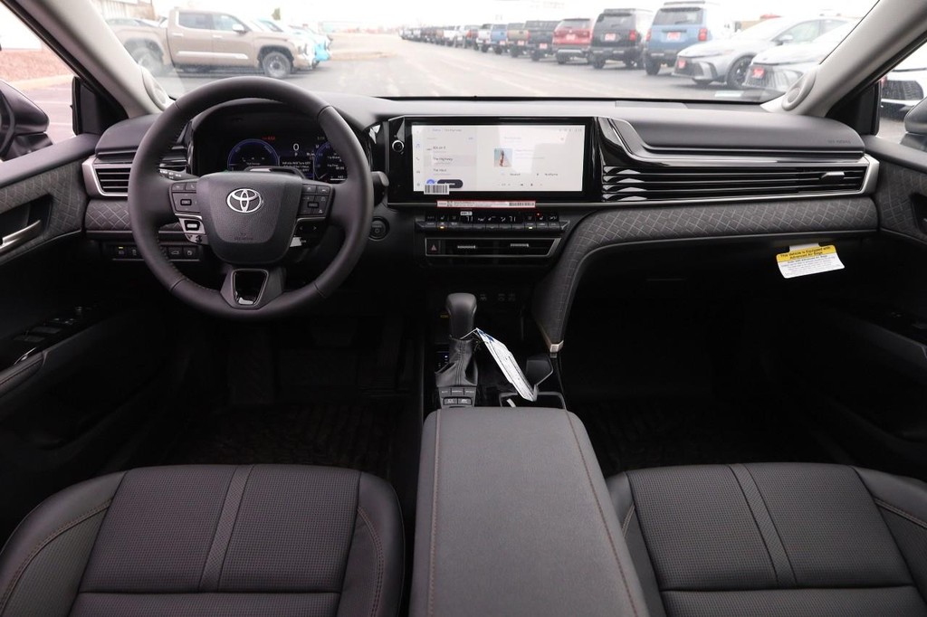 Toyota Camry Vehicle Full-screen Gallery Image 22