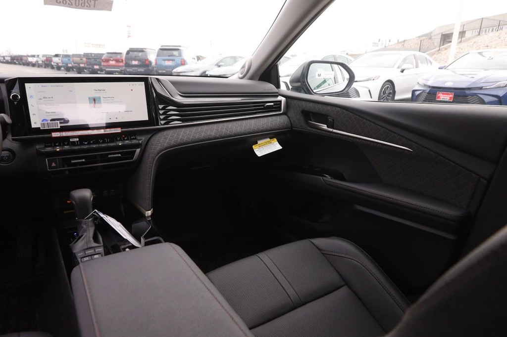 Toyota Camry Vehicle Full-screen Gallery Image 26