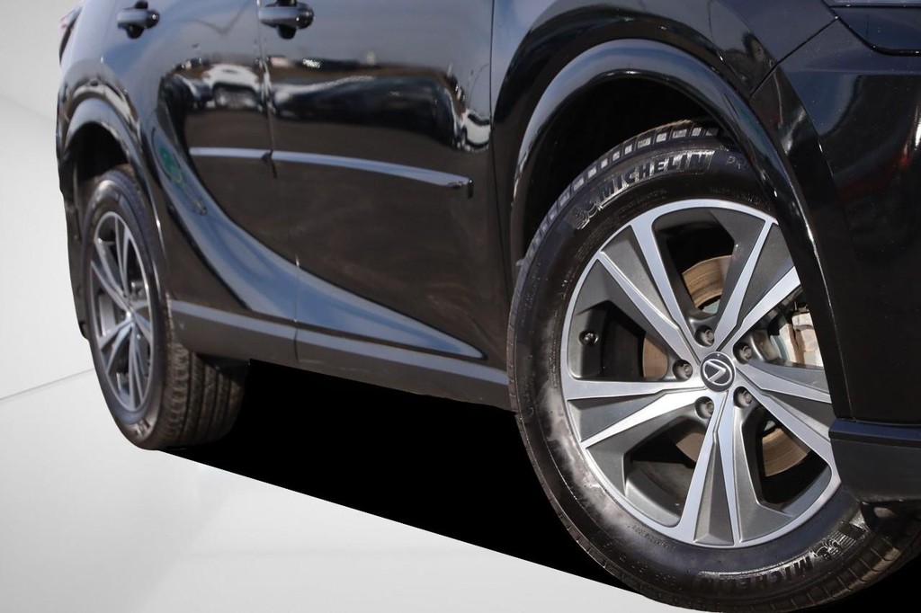 Lexus RX Vehicle Full-screen Gallery Image 3