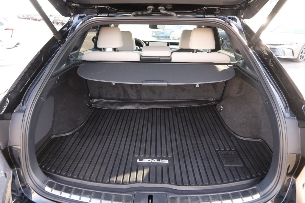 Lexus RX Vehicle Full-screen Gallery Image 7