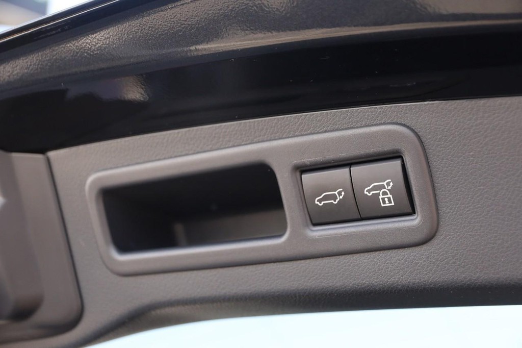 Lexus RX Vehicle Full-screen Gallery Image 8