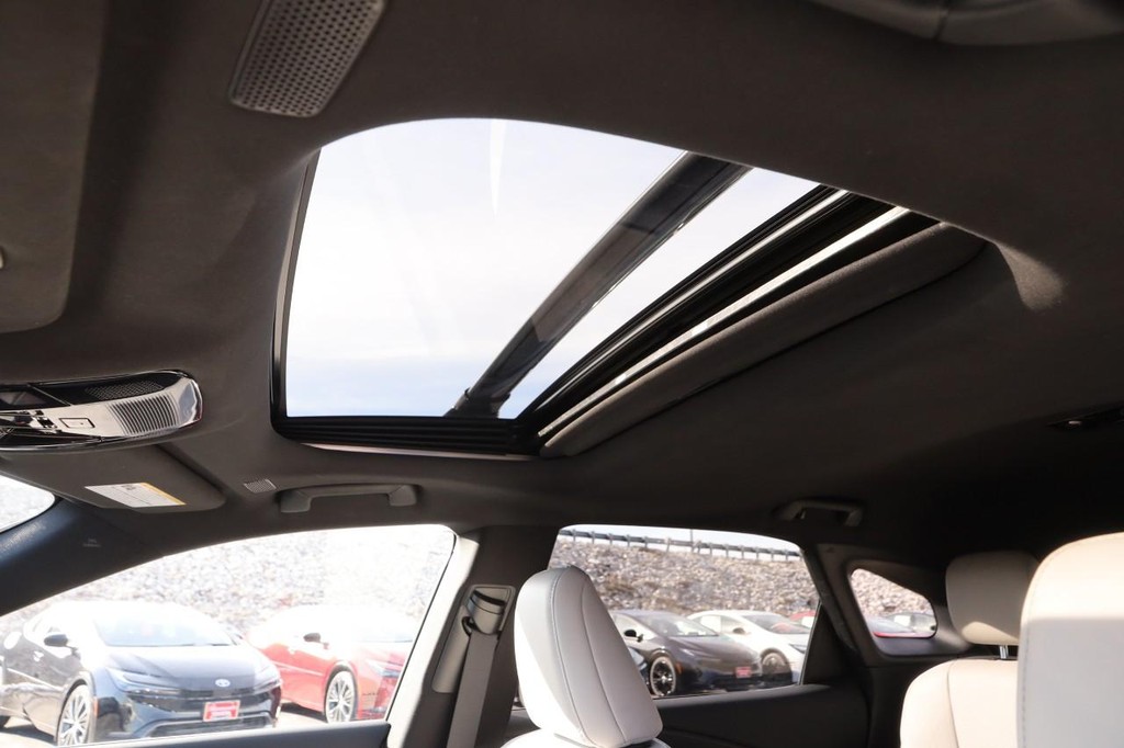 Lexus RX Vehicle Full-screen Gallery Image 9