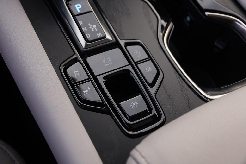 Lexus RX Vehicle Full-screen Gallery Image 20