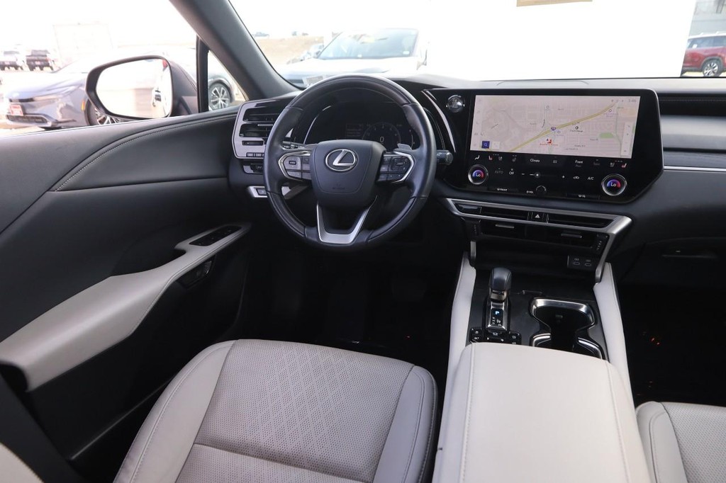 Lexus RX Vehicle Full-screen Gallery Image 22