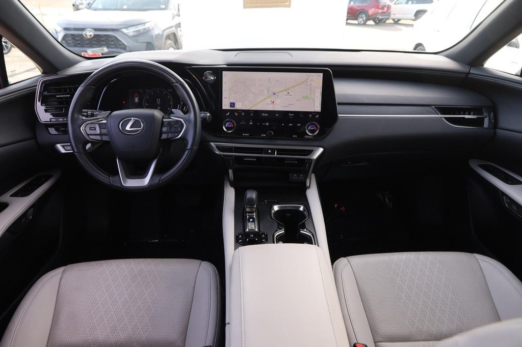 Lexus RX Vehicle Full-screen Gallery Image 23