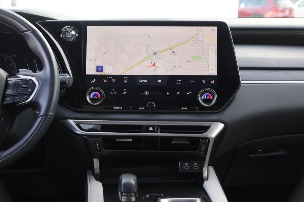 Lexus RX Vehicle Full-screen Gallery Image 24