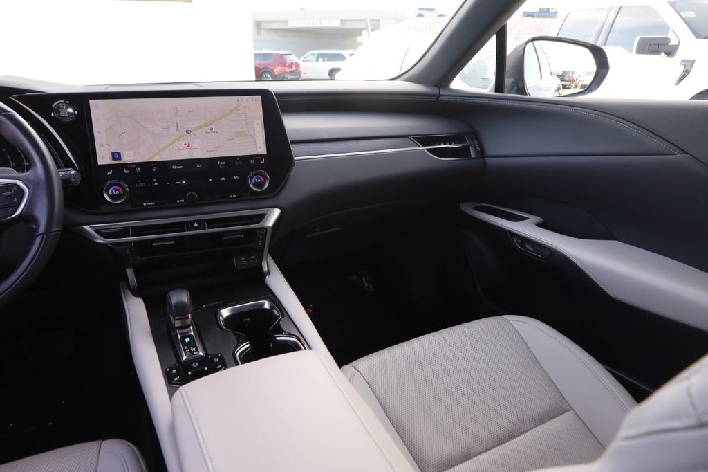 Lexus RX Vehicle Full-screen Gallery Image 26