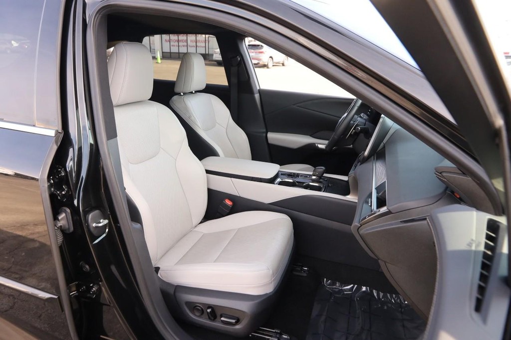 Lexus RX Vehicle Full-screen Gallery Image 27