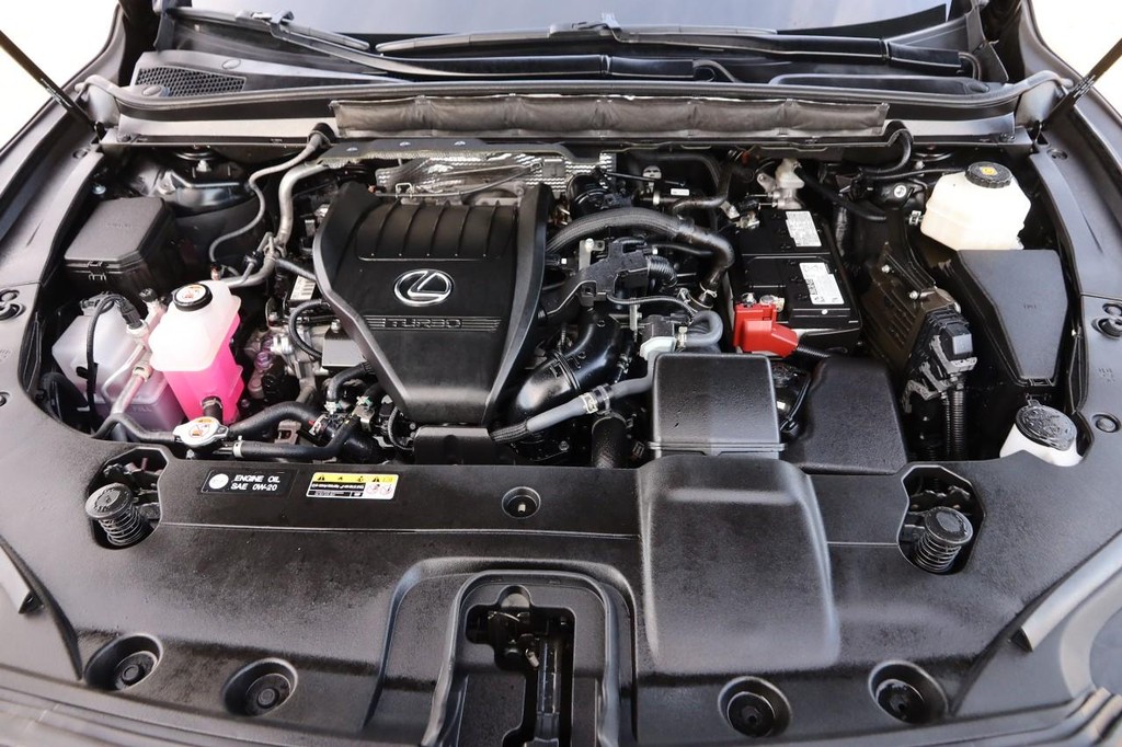 Lexus RX Vehicle Full-screen Gallery Image 28