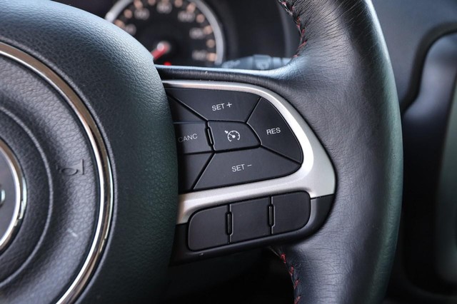 Jeep Renegade Vehicle Image 12