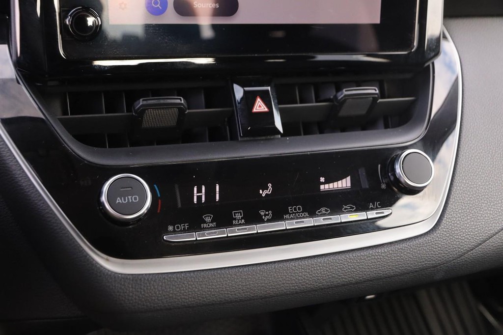 Toyota Corolla Vehicle Full-screen Gallery Image 16