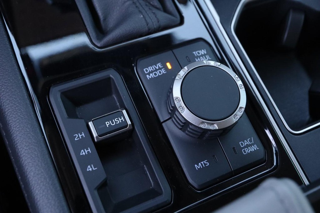 Toyota Tundra 4WD Vehicle Full-screen Gallery Image 19