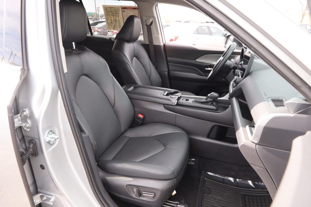 Toyota Grand Highlander Vehicle Full-screen Gallery Image 27