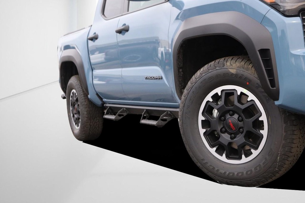 Toyota Tacoma 4WD Vehicle Full-screen Gallery Image 3