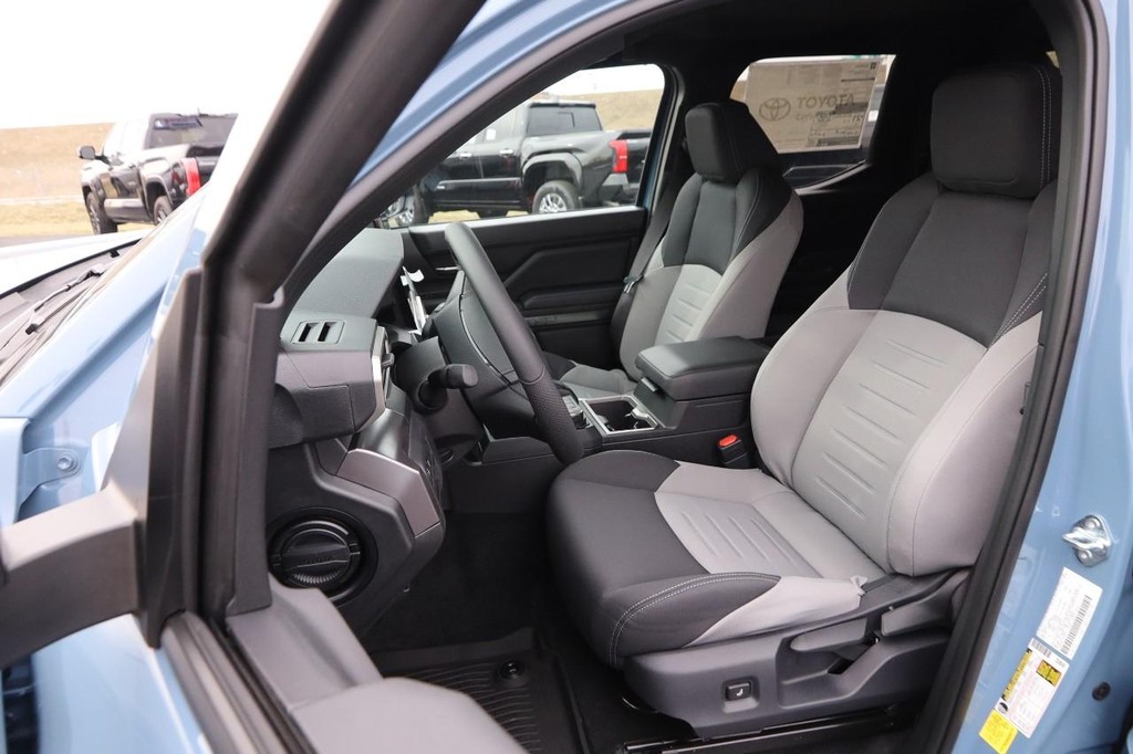 Toyota Tacoma 4WD Vehicle Full-screen Gallery Image 8