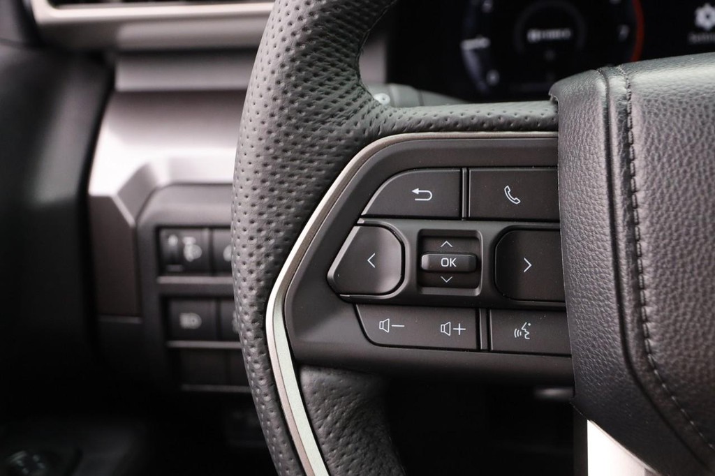 Toyota Tacoma 4WD Vehicle Full-screen Gallery Image 11