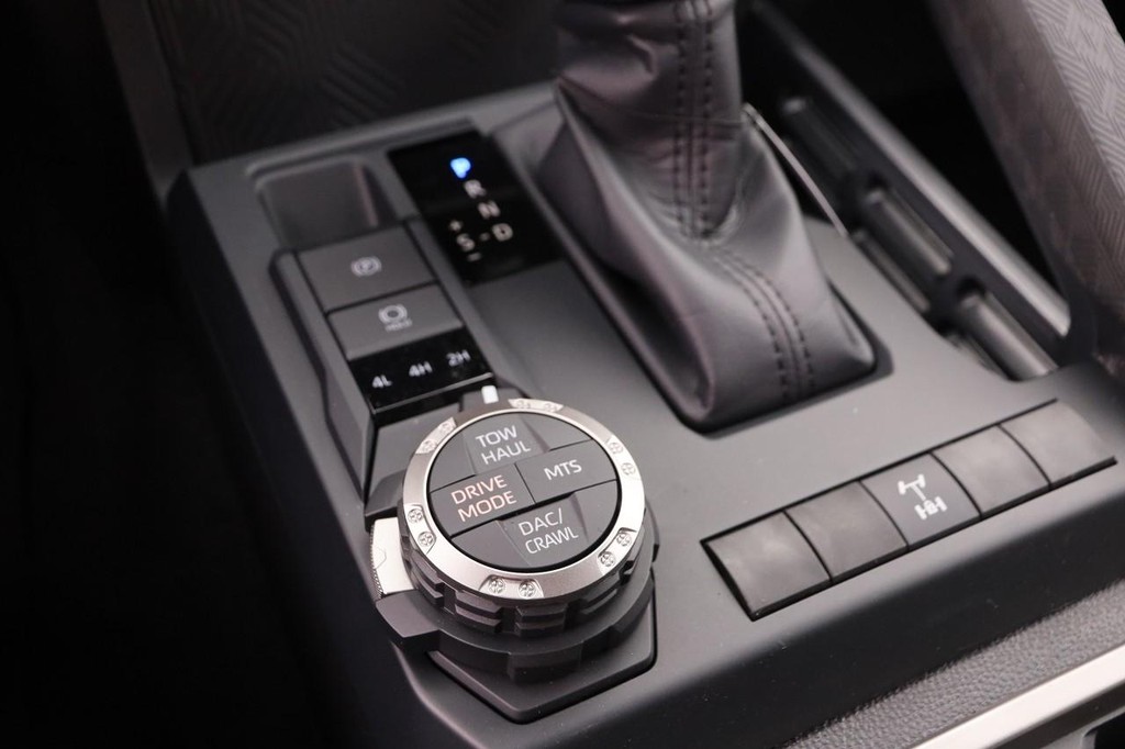 Toyota Tacoma 4WD Vehicle Full-screen Gallery Image 19