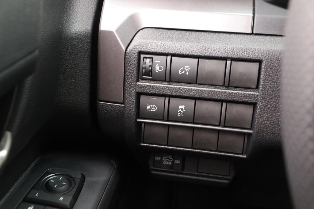 Toyota Tacoma 4WD Vehicle Full-screen Gallery Image 20