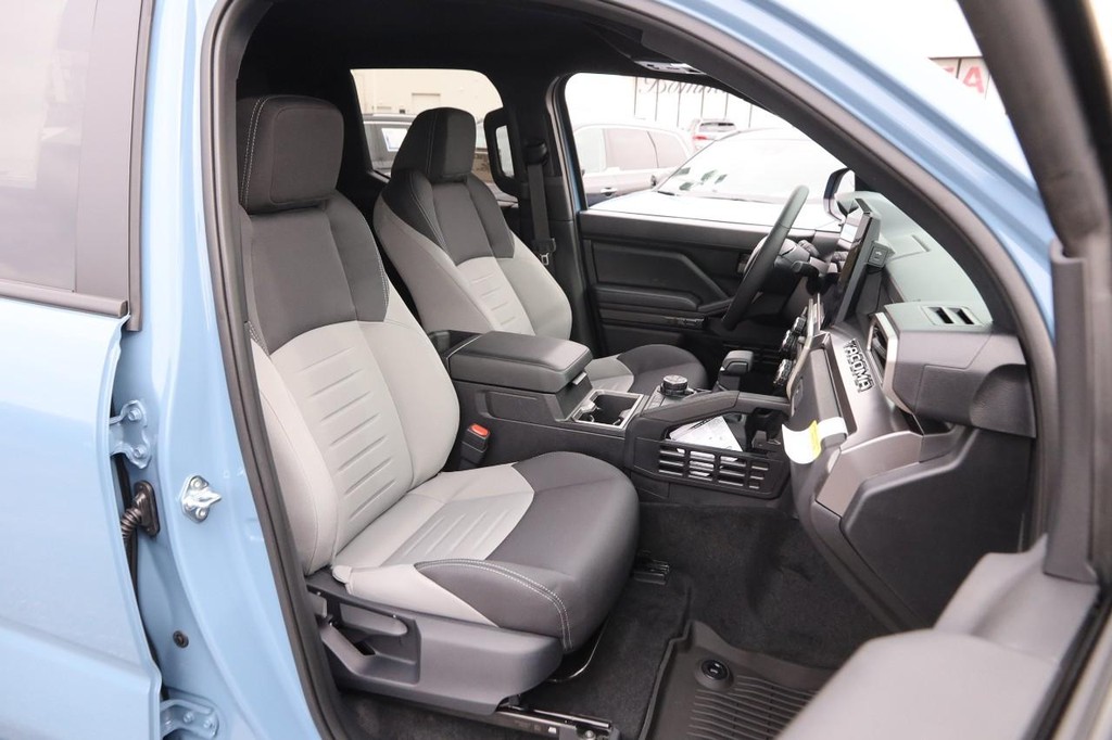 Toyota Tacoma 4WD Vehicle Full-screen Gallery Image 26